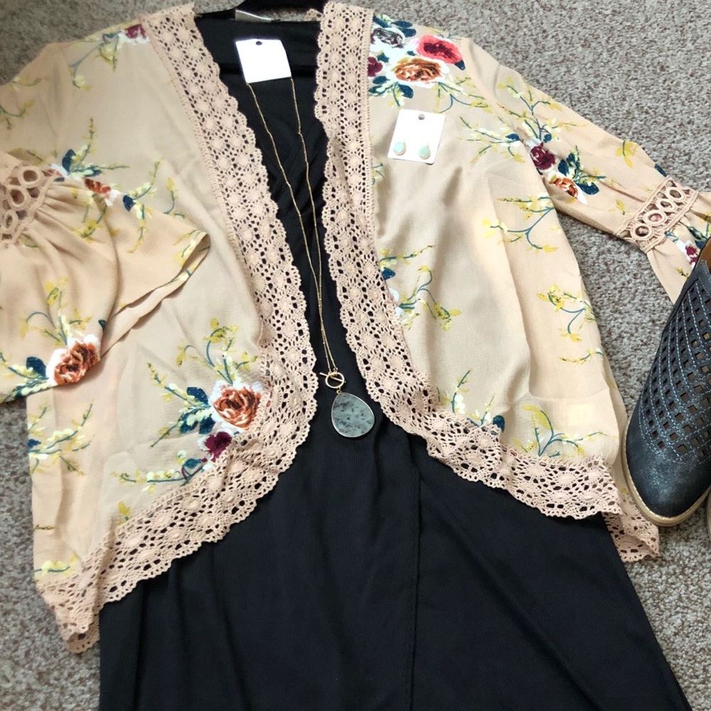 Lace detail floral kimono
